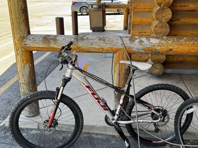 Fuji Tahoe 4.0 Mountain Bike - Needs new front tire tube