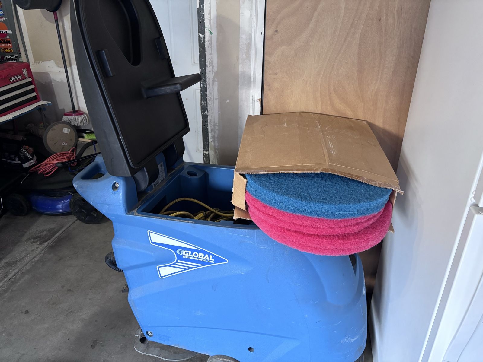 Floor Scrubbing Machine