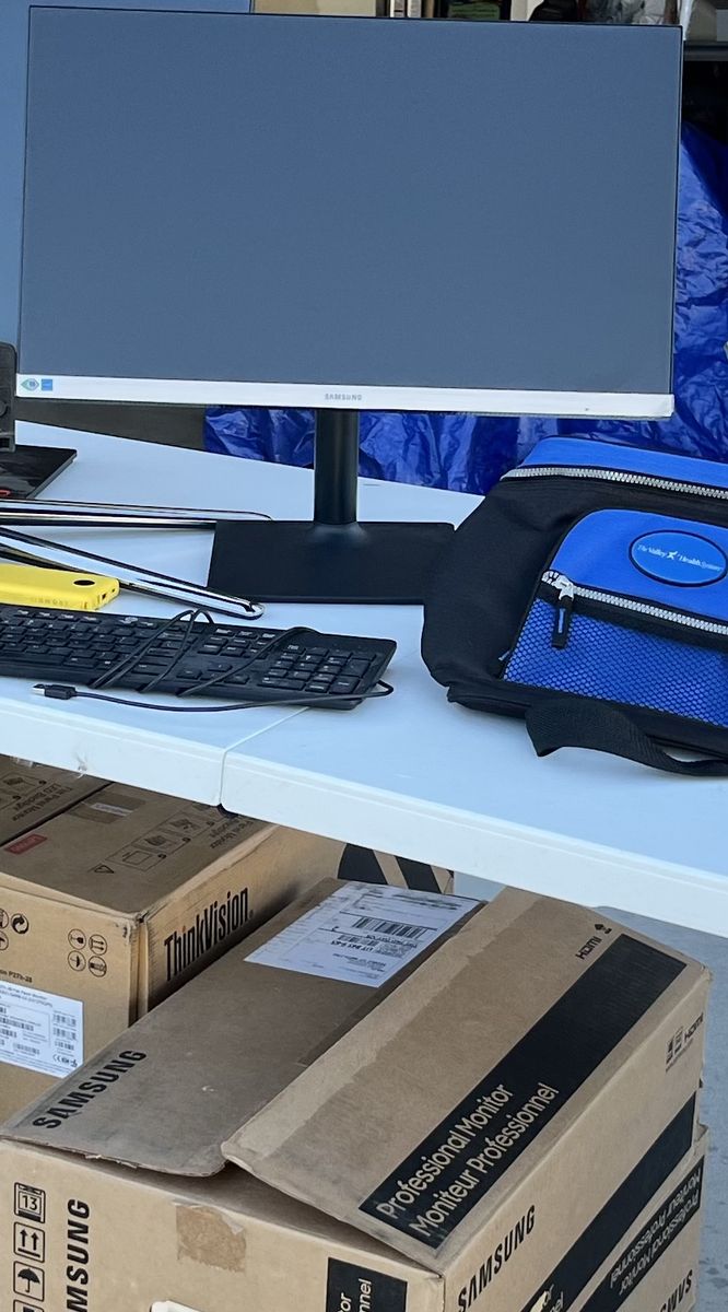 Samsung Professional Monitor - Great Condition, Perfect for Home or Office