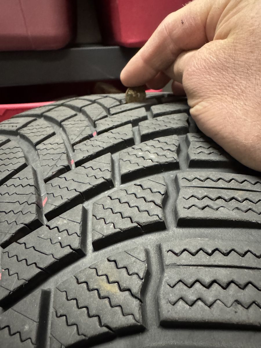 Set of 4 winter tires 235/40R19