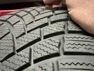 Set of 4 winter tires 235/40R19