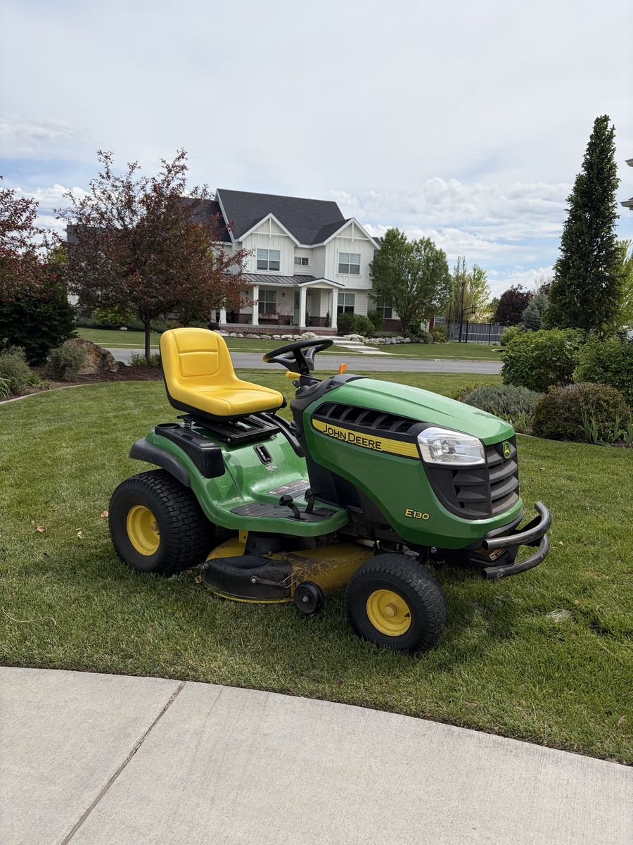 John Deere E130 Riding Lawn Mower - 100 Series Tractor with 123 Hours