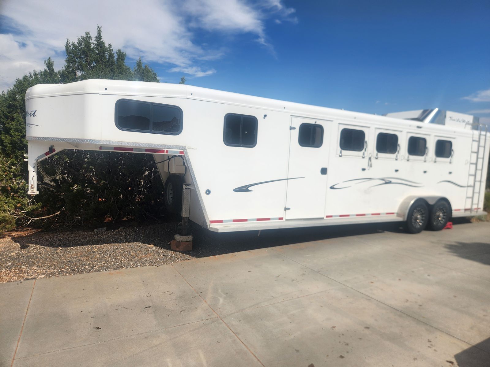 2022 4 Horse Trails West Classic Mid Tack Room 