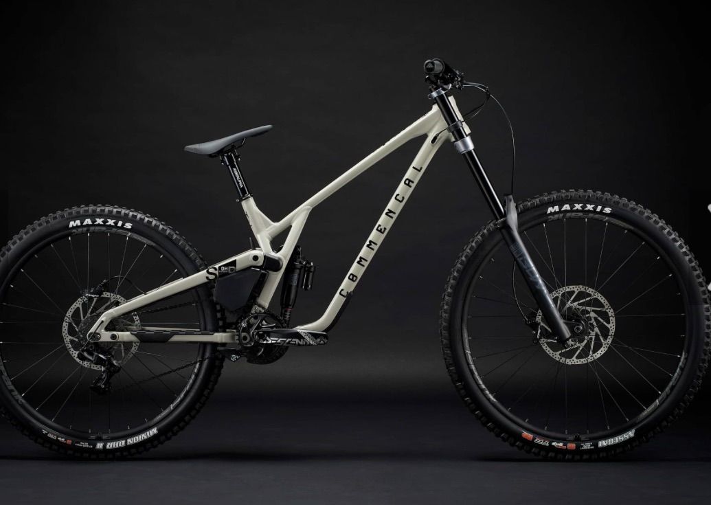 2023 Commencal Supreme V5 - Size Medium