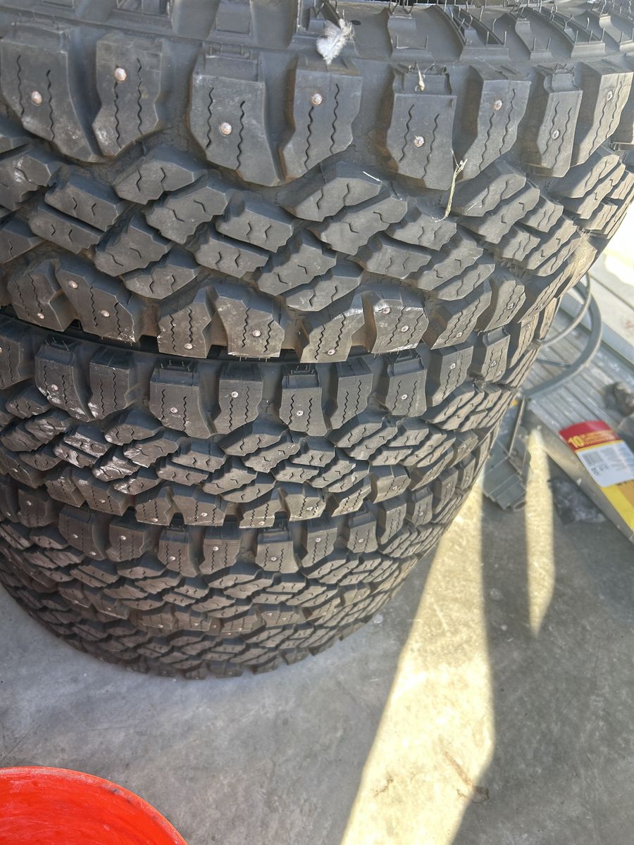 Tires in good condition, they look like new.