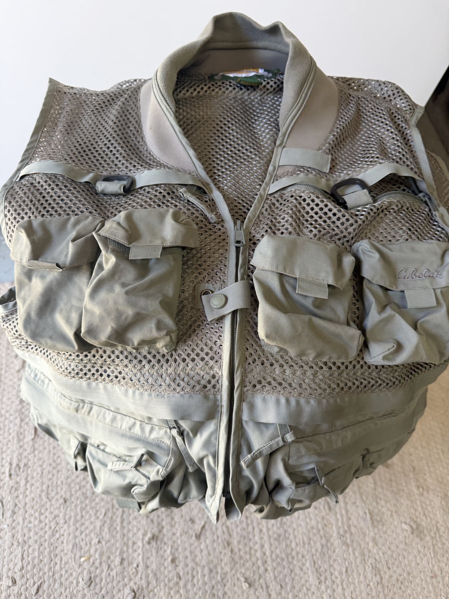 Cabela's Men's Mesh Fishing Vest with Multiple Pockets - Size M/L