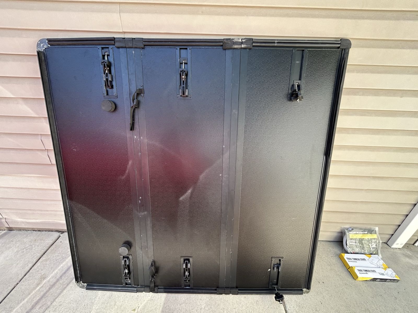 Hard shell tonneau cover -Tacoma short bed