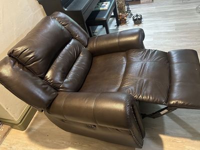 Near NEW - Electric-power Leather Lazy Boy Recliner (w/ USB charging plug)