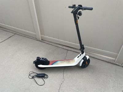 NIU KQi2 Pro Electric Scooter – White – Good Condition