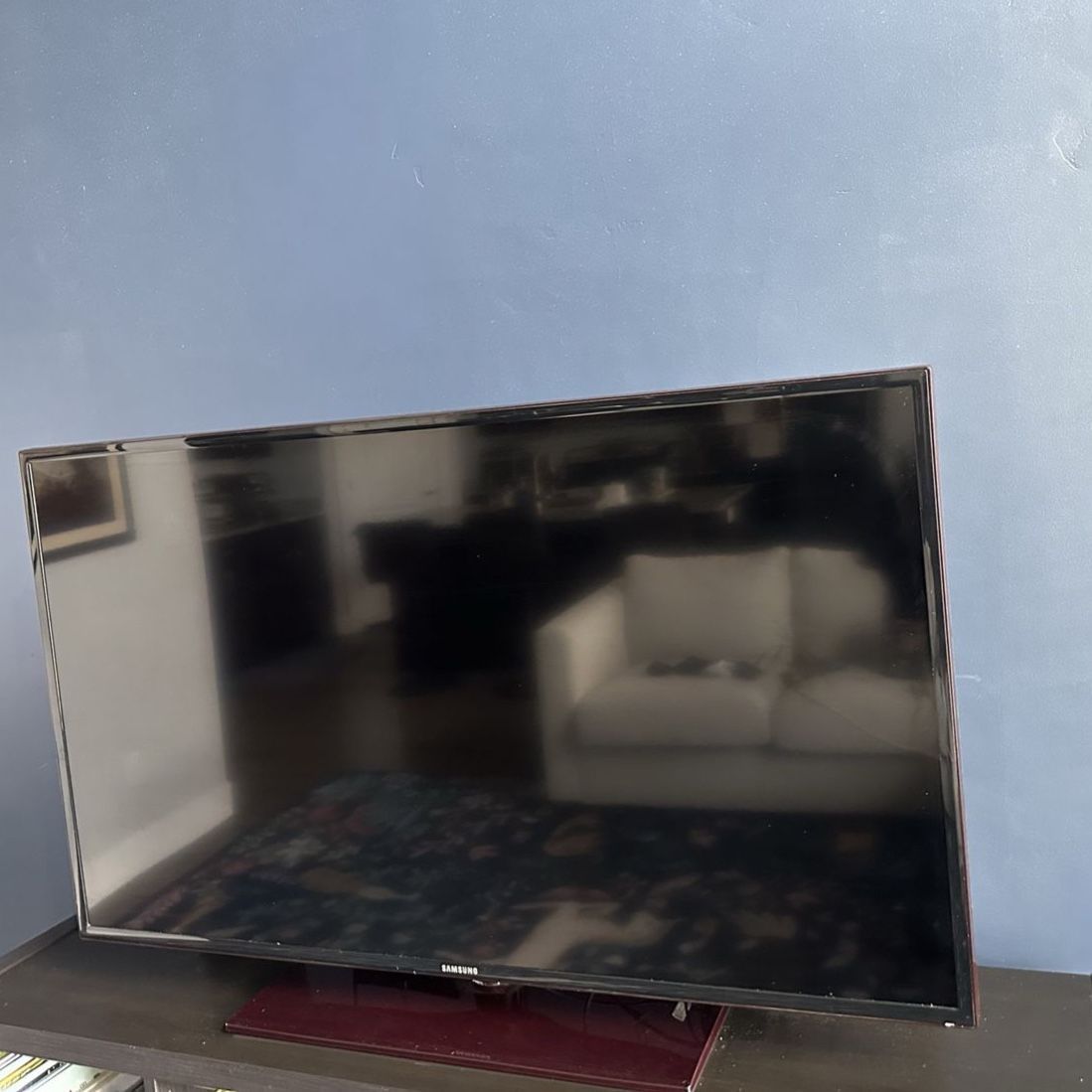 Samsung Flat Screen TV with Stand 50”