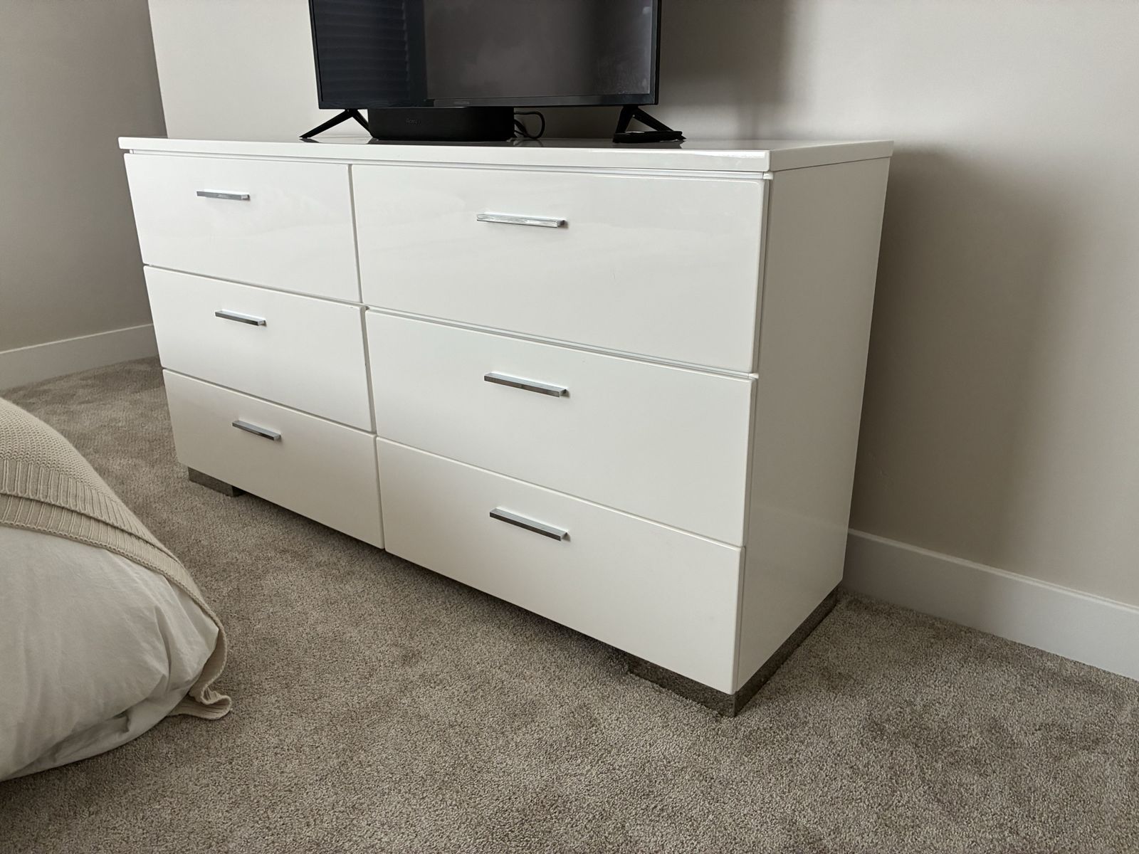 Coastal Design - Modern White Lacquer 6-Drawer Dresser, 5 Drawer Dresser & 2-Drawer Nightstand Set - , Excellent Condition