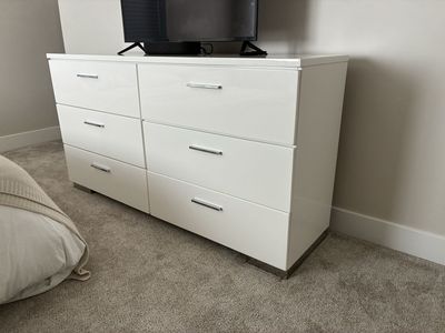 Coastal Design - Modern White Lacquer 6-Drawer Dresser, 5 Drawer Dresser & 2-Drawer Nightstand Set - , Excellent Condition