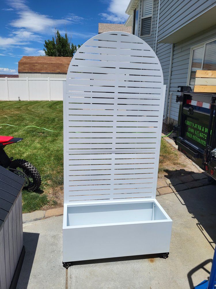 Metal 6ft Privacy Screen w/Planter Box 
White*