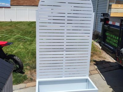 Metal 6ft Privacy Screen w/Planter Box
White*