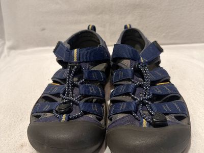Keen youth, size 4, navy blue waterproof, hiking sandals