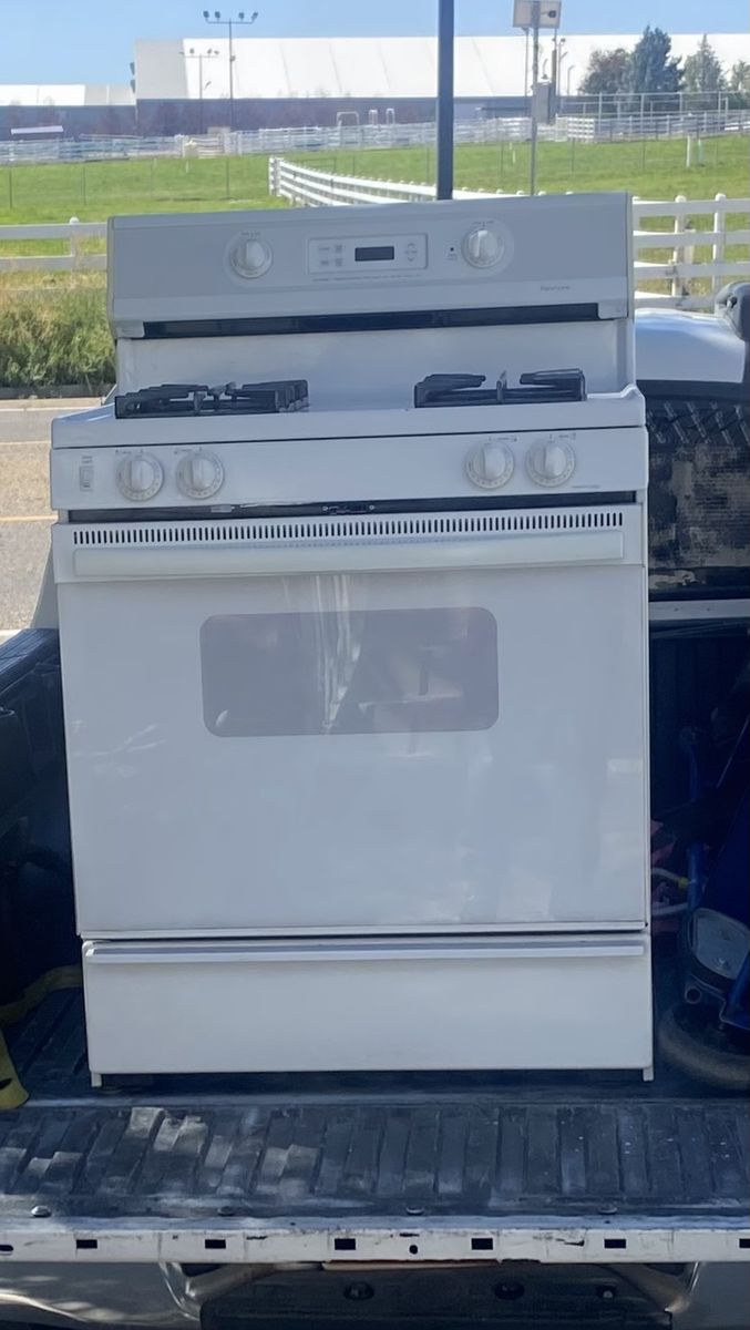 Super clean Kenmore gas stove includes free delivery