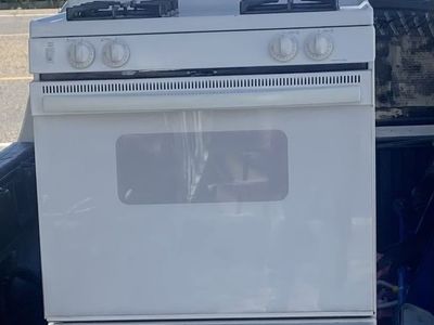 Super clean Kenmore gas stove includes free delivery
