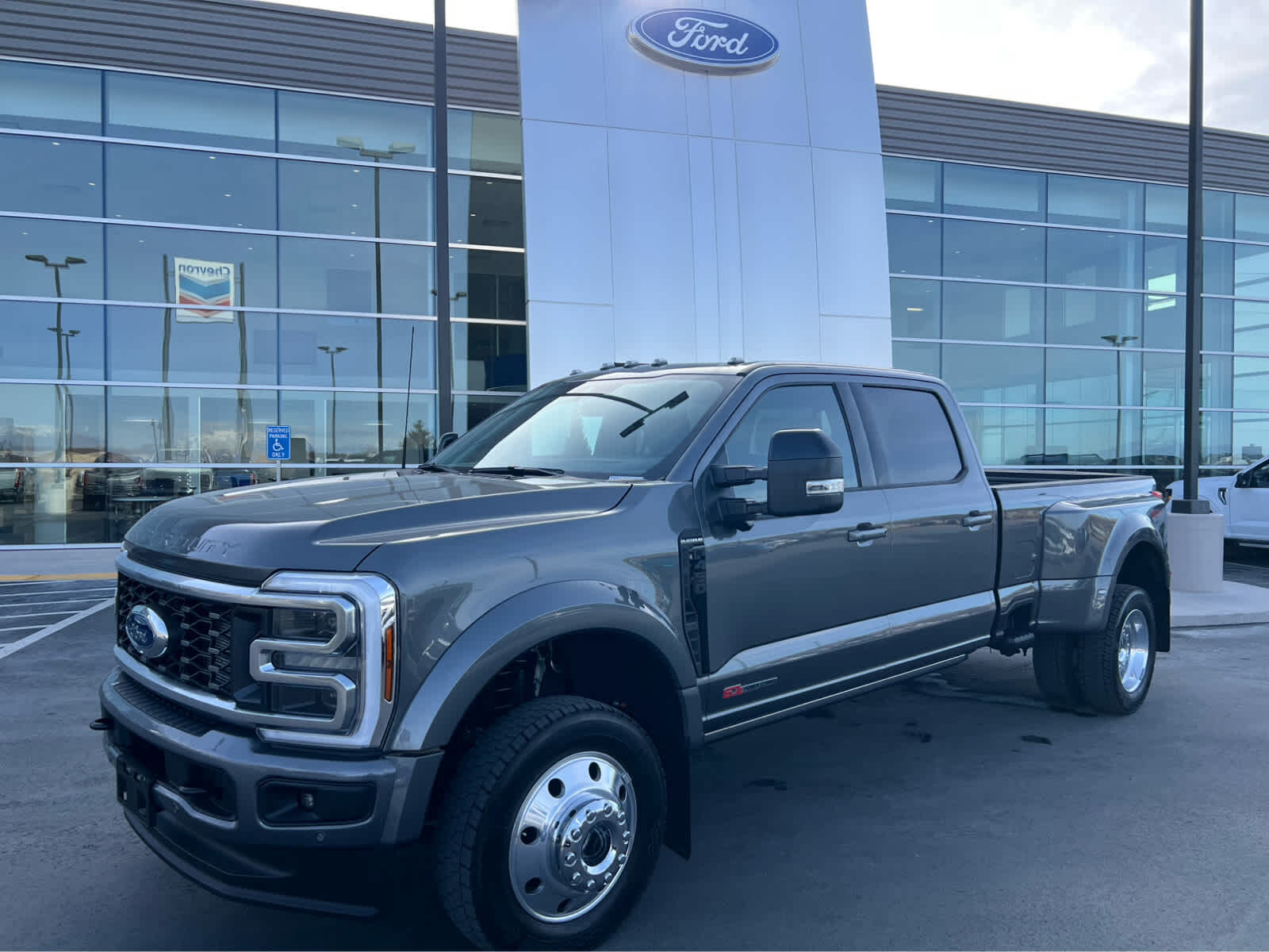 2025 Ford F-450 Super Duty Platinum