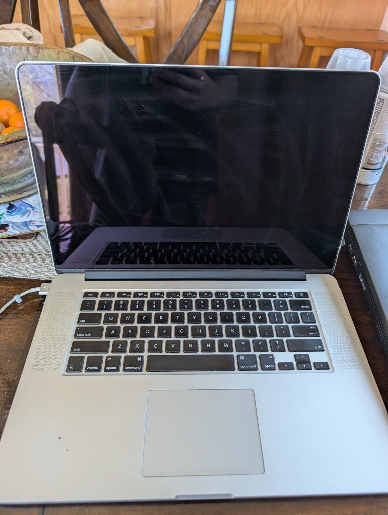 15" Macbook Pro i7 (2015) 256GB 8GB RAM