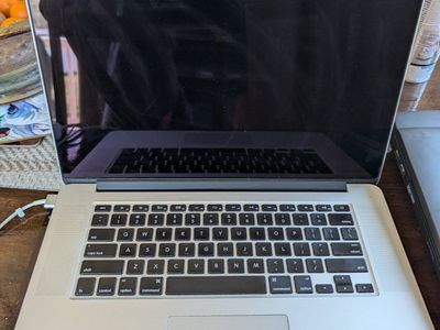 15" Macbook Pro i7 (2015) 256GB 8GB RAM