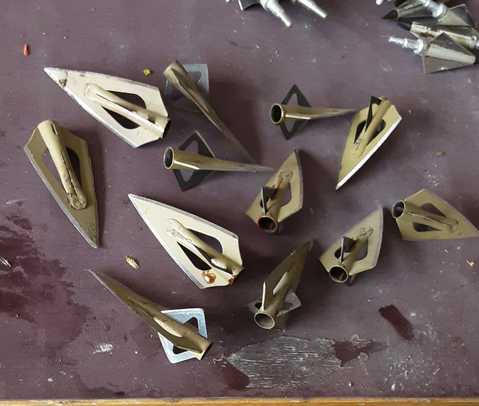 Vintage Bear “Razorbacks “ broadheads