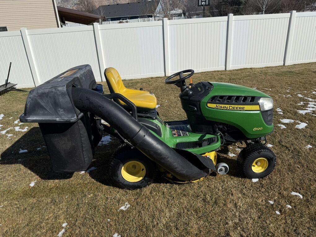 John Deere Riding Lawnmower w/ Bagger