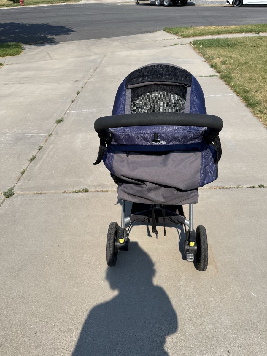BOB Motion Stroller 2014 - Compact Everyday Stroller with Adjustable Handlebar and Canopy