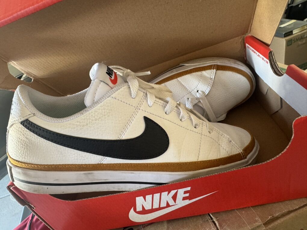 Womens 8.5 Nikes  Like New