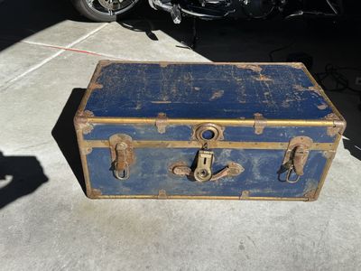 Old Trunk / Newspapers