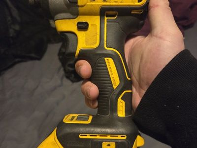 dewalt impact drill with 20v lithium 5ah battery.