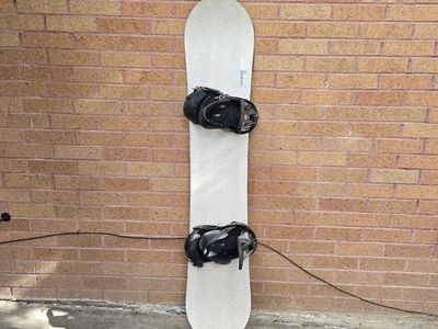 Burton Dominant 150 cm Snowboard Burton Bindings