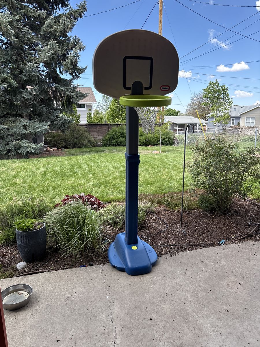 Little Tikes Adjustable Basketball Hoop