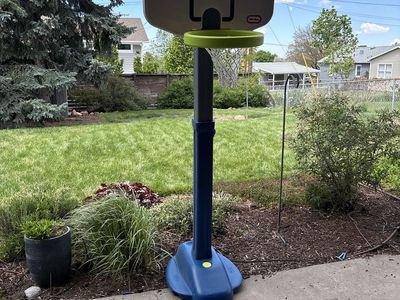Little Tikes Adjustable Basketball Hoop