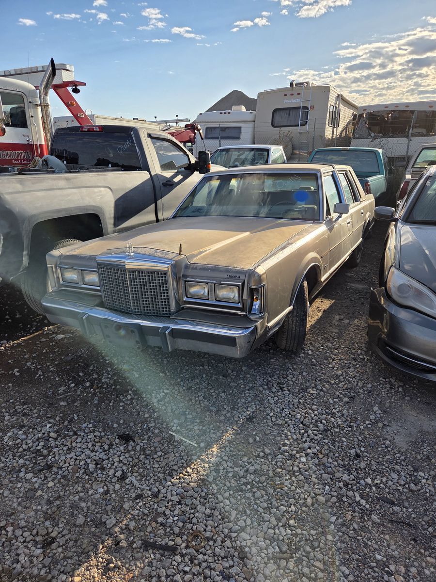 1986 Lincoln Town car v8 auto rwd NEEDS TOWED OR TRAILERED