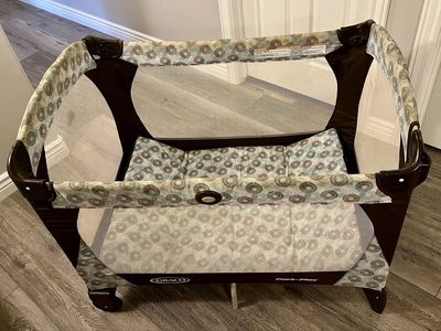 Graco Pack 'n Play Portable Playard with Blue Circle Pattern