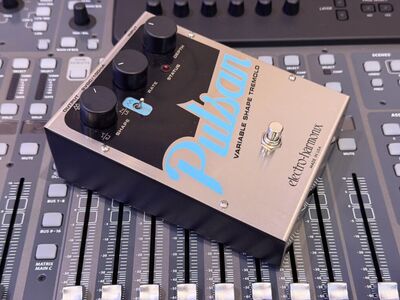 Electro Harmonix Pulsar Variable Shape Tremolo