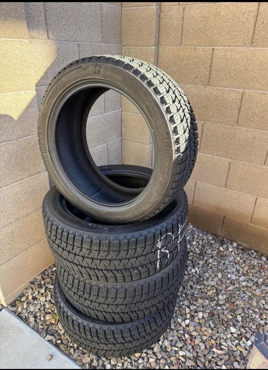 Set of 4 Bridgestone Blizzak Winter Snow Tires 235/45R17