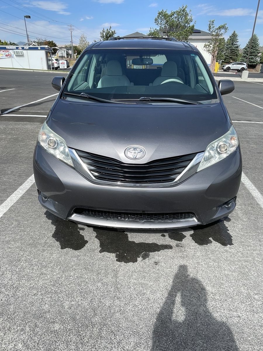 2011 Toyota Sienna LE 8-Passenger