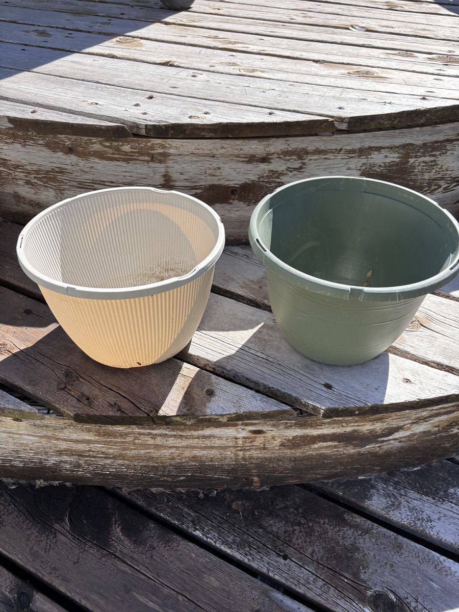 Planter pots $3 each