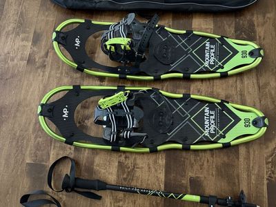 Mountain Profile Snow Shoes 930 with poles & carry bag