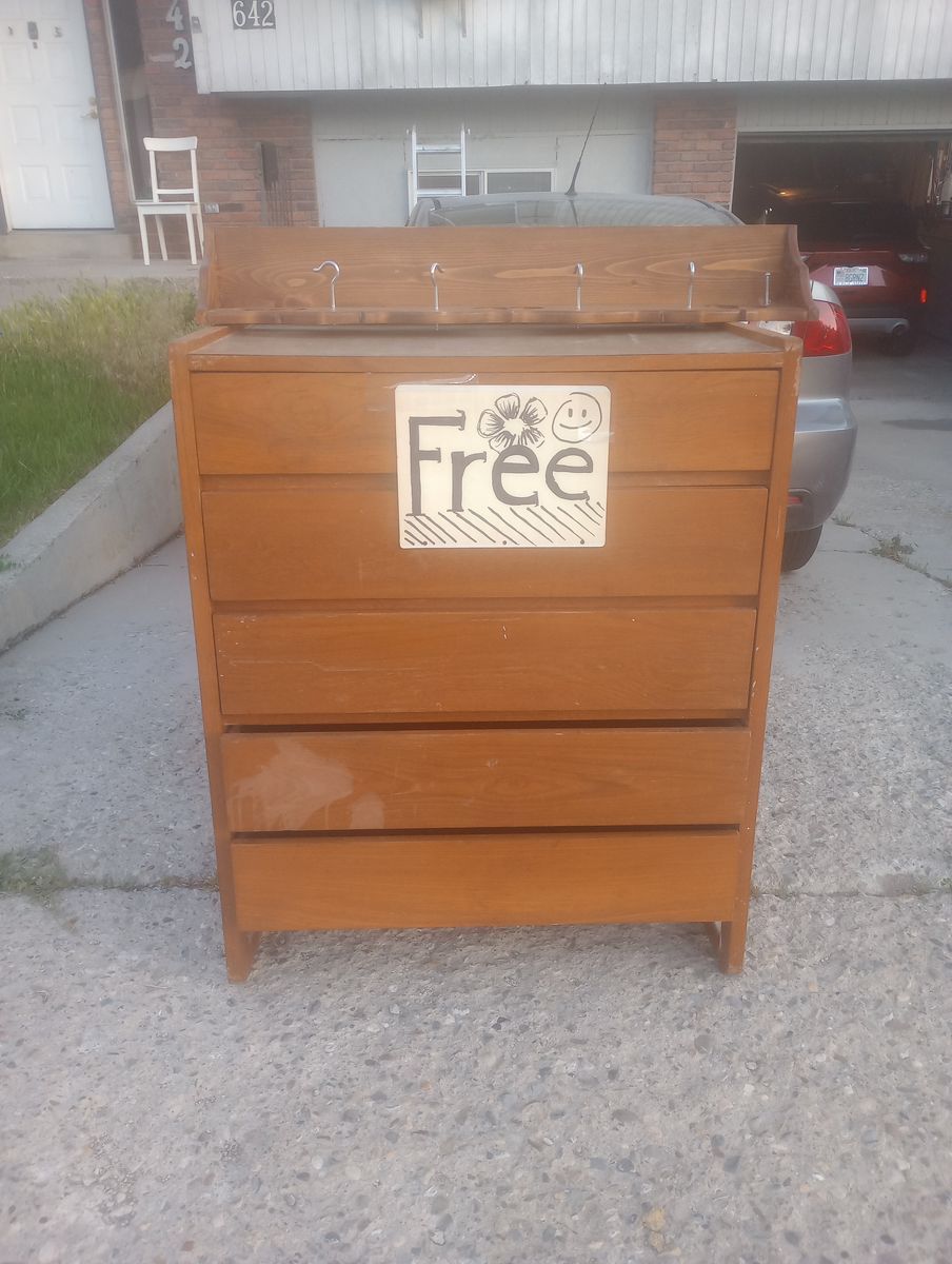 Dresser (4 drawer) wooden (in good condition)