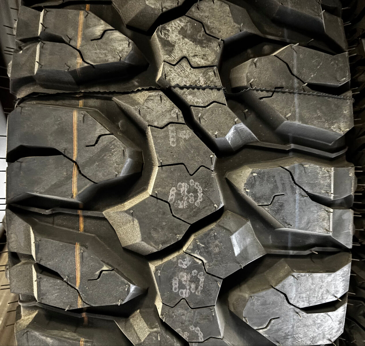 4 MILESTAR PATAGONIA M/T / MT-02  BSW LT 37 12.5 17 124Q  MUD TERRAIN TIRE 22050500