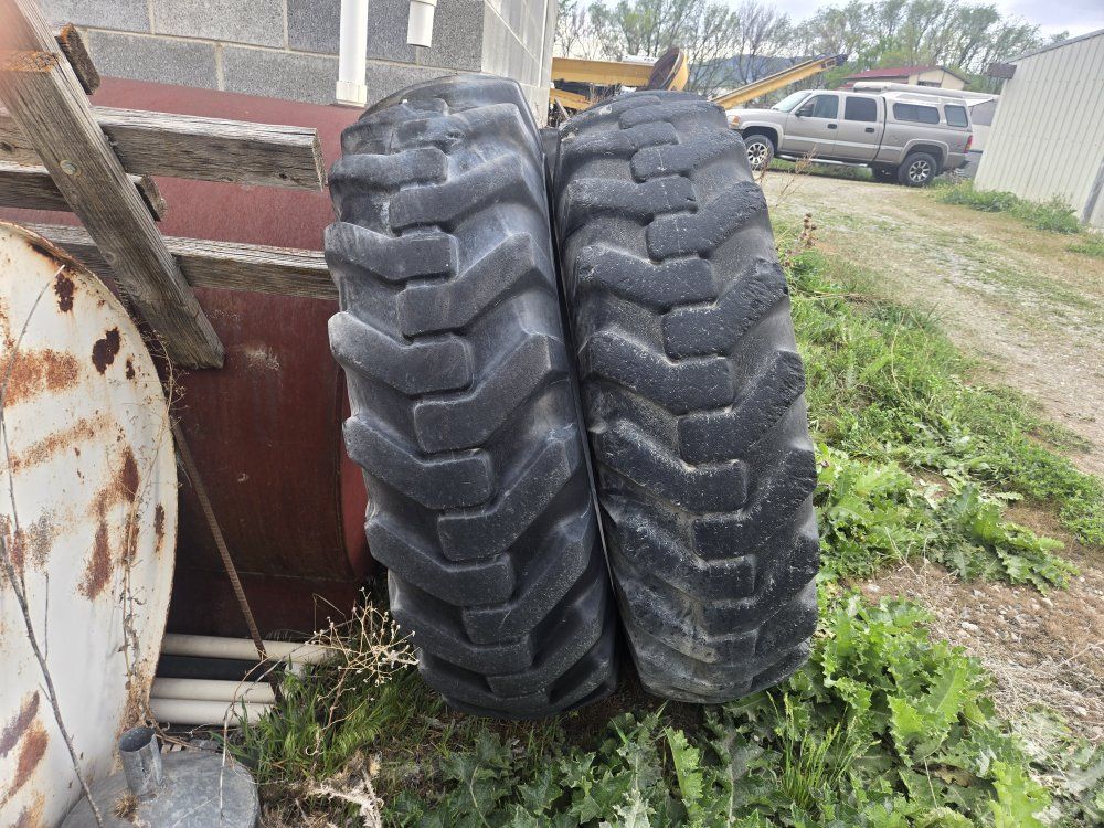 Grader tires