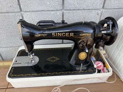 Vintage Singer 15-91 Sewing Machine With Case