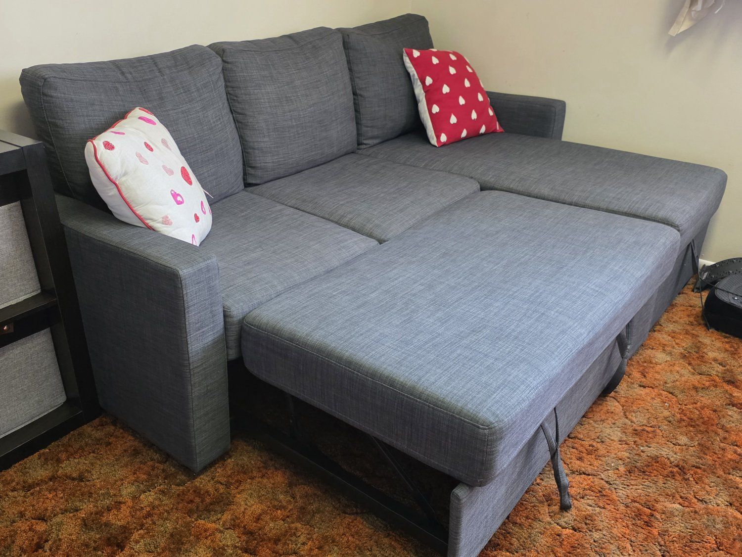 Medium size sofa with pull-out