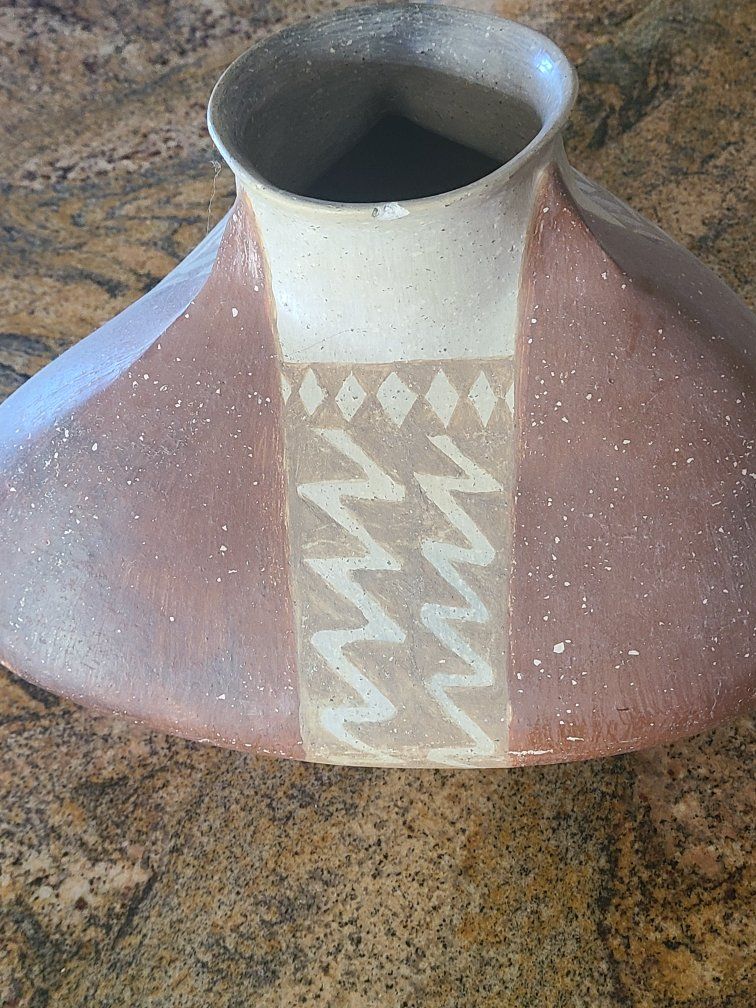 Handcrafted Southwestern Style Terracotta Pottery Vase with Geometric Design