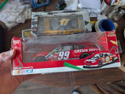 2005 Carl Edwards 99 Ford Taurus 1:24 scale Home Depot diecast