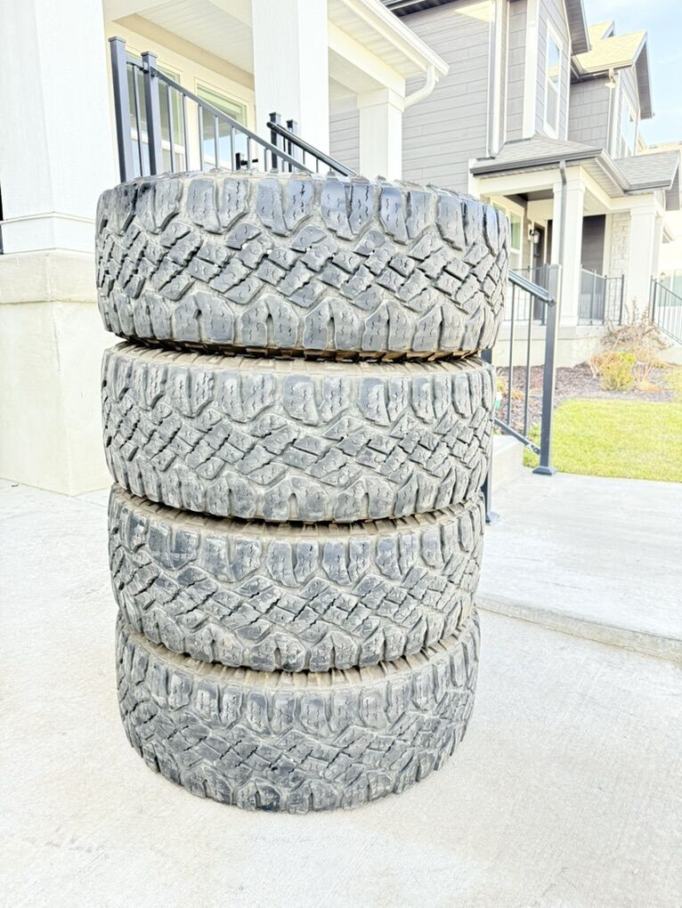 285/70R17 Goodyear Wrangler Duratrac Load E
