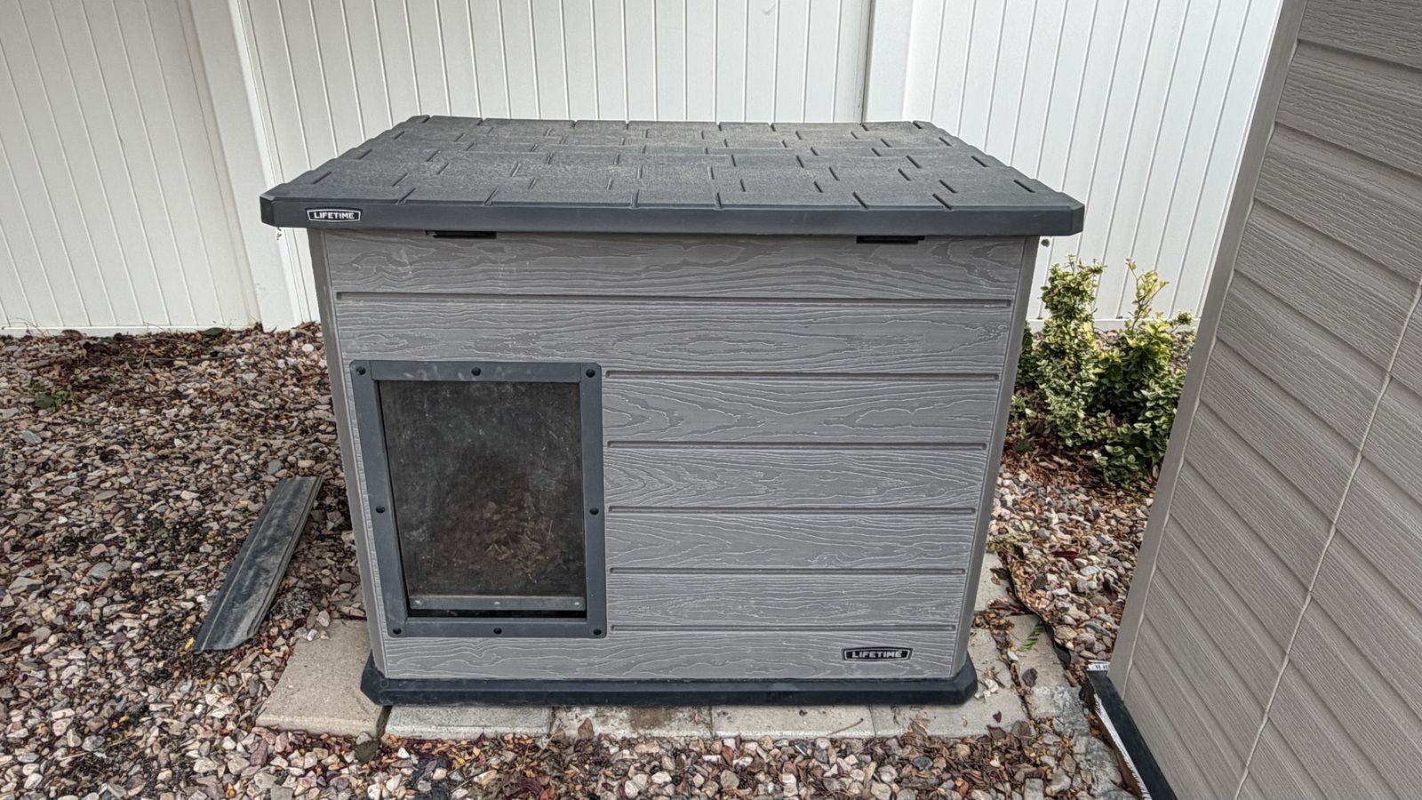 Lifetime Large Plastic Outdoor Dog House - Grey and Black