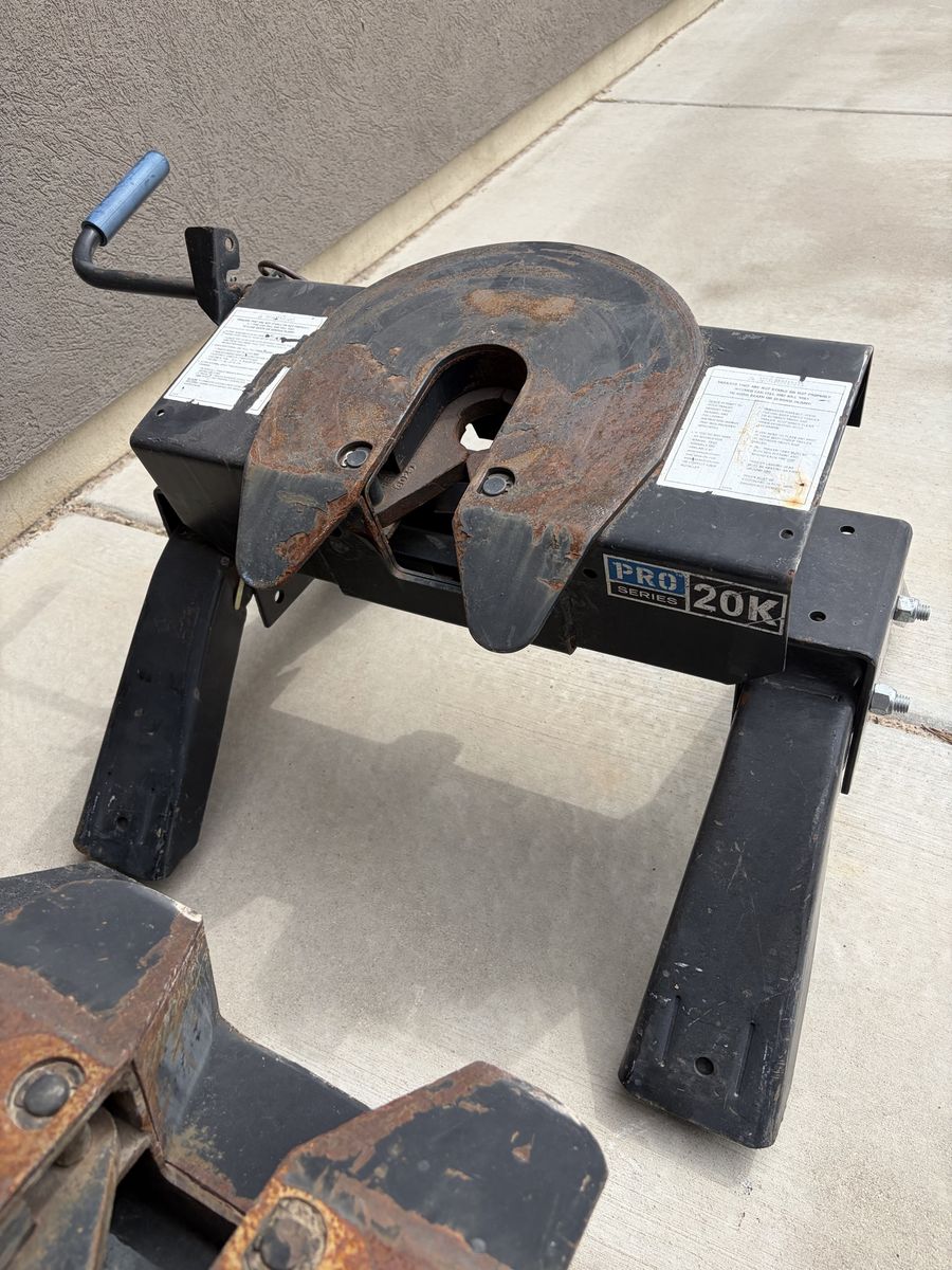 Fifth wheel Hitch